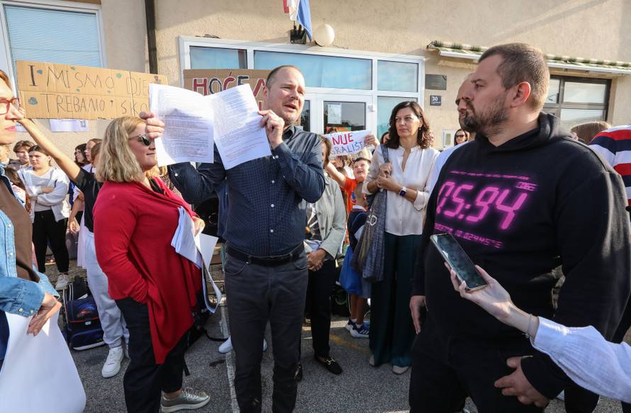 Zagreb: Prosvjed roditelja i djece Donjeg Dragonošca koja nastavu pohađaju u vatrogasnom domu