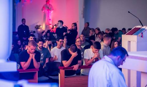 FOTO U splitskoj crkvi se klanjali - kao odgovor na Noć vještica