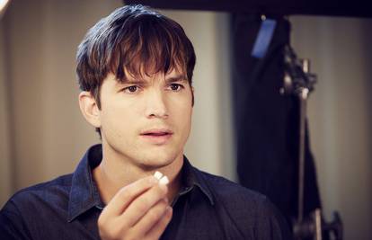 Ashton Kutcher je iza kamera odgovarao na životna pitanja