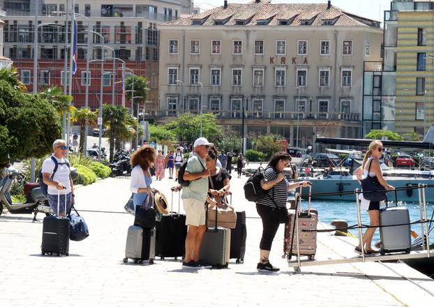 Šibenik: Kruzeri i turisti okupirali šibensku rivu