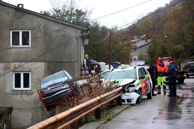 Rijeka: VozaÄ Taxi Cammea udario parkirano vozilo koje je zavrÅ¡ilo na zaÅ¡titnoj ogradi