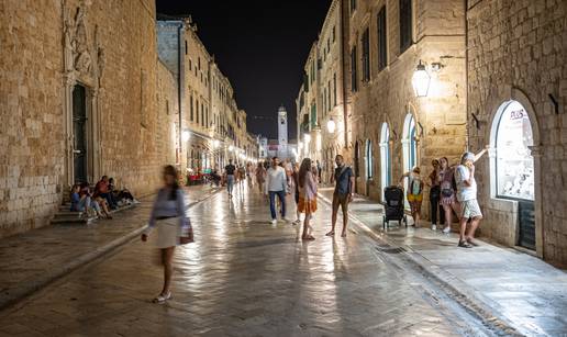 Dubrovnik u večernjim satima: Turisti uživaju u šetnji centrom