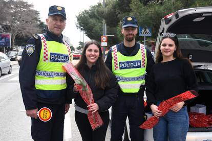 Dan žena i u prometu: Šibenski policajci davali ruže vozačicama