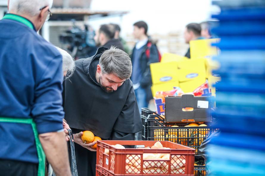 Zagreb: Podijela toplih obroka na Svetom duhu