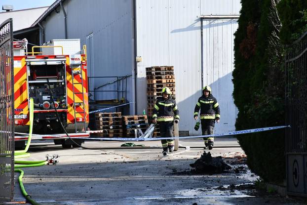 FOTO Izgorjeli skupocjeni auti kraj Požege: Viličarima ih iznosili da spriječe katastrofu