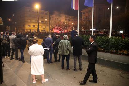 Zagreb: Djevojka u ogrtaču izašla je ispred hotela kako bi snimila bakljadu Bad Blue Boysa 