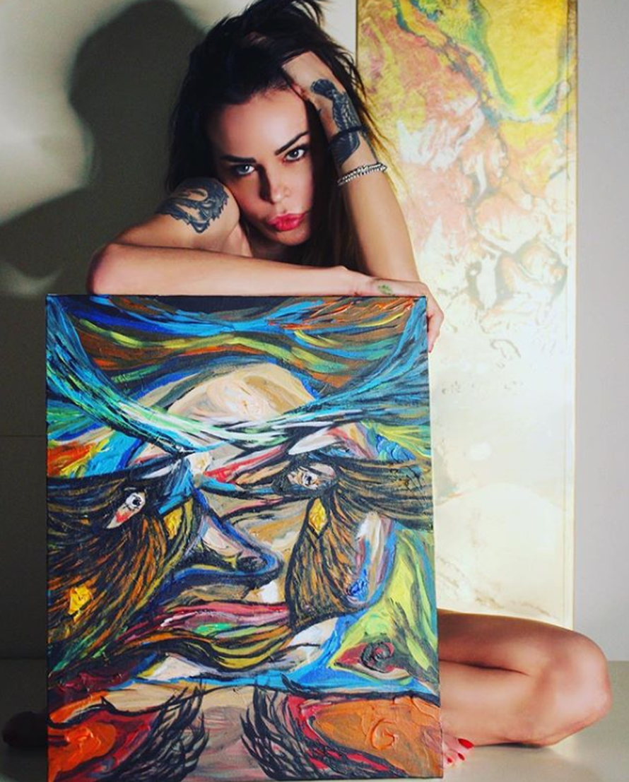 Nina Morić kao gola slikarica predstavlja svoju prvu izložbu