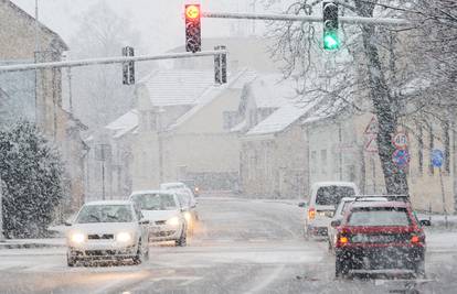 Snijeg otežava promet: Teretno vozilo je prepriječilo autocestu