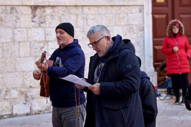 Zadar: Molitelji ispred katedrale sv. Stošije