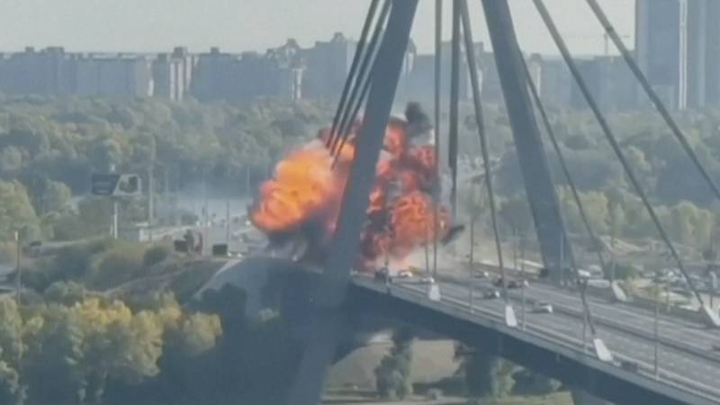 Požar kod Metkovića gasi se uz pomoć četiri kanadera, kuće obranjene