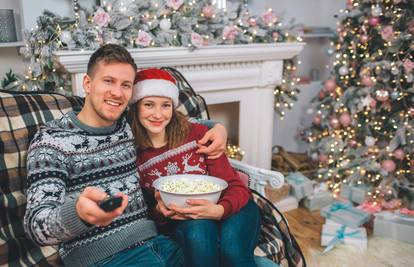 S obitelji se udobno zavalite na kauč i gledajte božićne filmove
