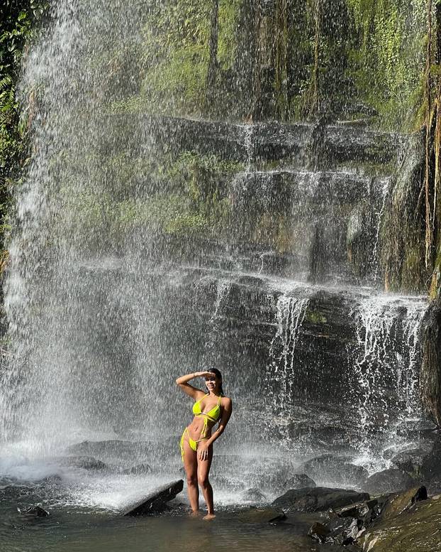 FOTO Zaljubljena je u sebe: 'Dečko mi ne treba, dovoljno mi je pogledati se u ogledalo'