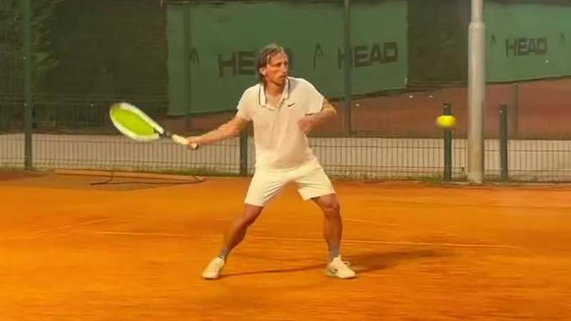 VIDEO Modrić ne miruje ni na odmoru! Pogledajte kako igra tenis, mnogi bi mu pozavidjeli