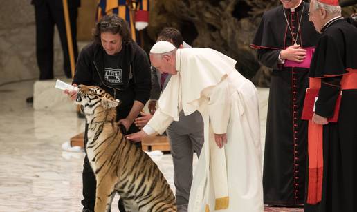 Zabavljači na audijenciji: Papu Franju je oduševio mladi tigar