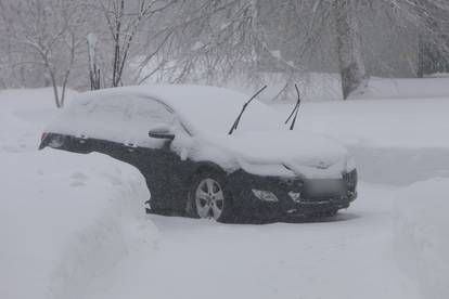 VIDEO Na Plitvicama palo još 60 cm snijega, na cestama ralice