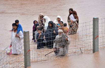 U poplavama u Pakistanu poginulo je najmanje 300 ljudi