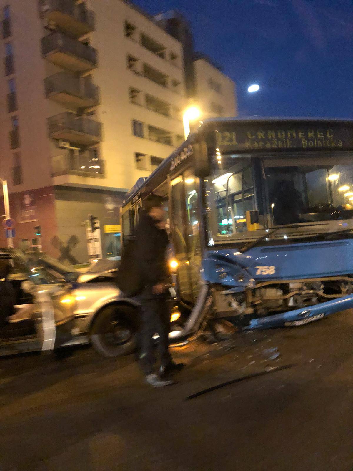 Sudar ZET-ova autobusa i auta na Črnomercu, troje ozlijeđeno