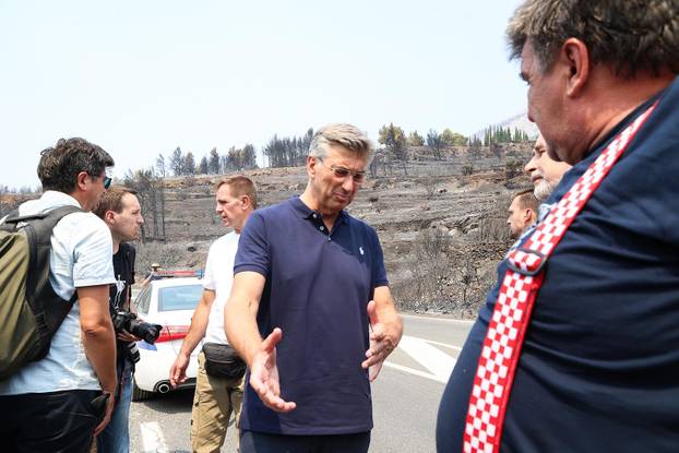 Premijer Andrej Plenković u obilasku požarišta u Omišu