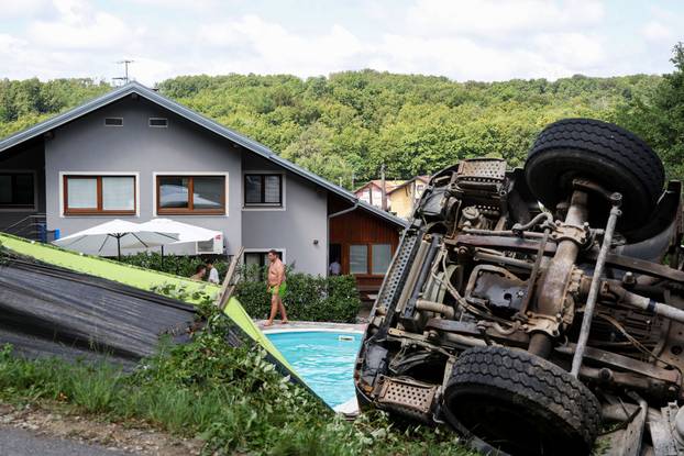 Jastrebarsko: Kamion probio ogradu kuće za odmor