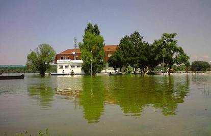 Dunav u Vukovaru i dalje prijeti, radnici grade nasipe