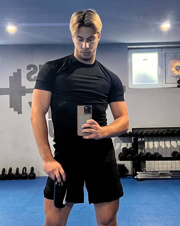 FOTO Influencer Marco Cuccurin  u prozirnoj košulji oduševio pratitelje: 'Za čarobnu večer'