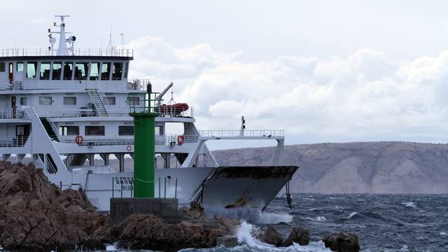 Stinica: Valovi  i bura otežavaju promet trajekta Rapske plovidbe 