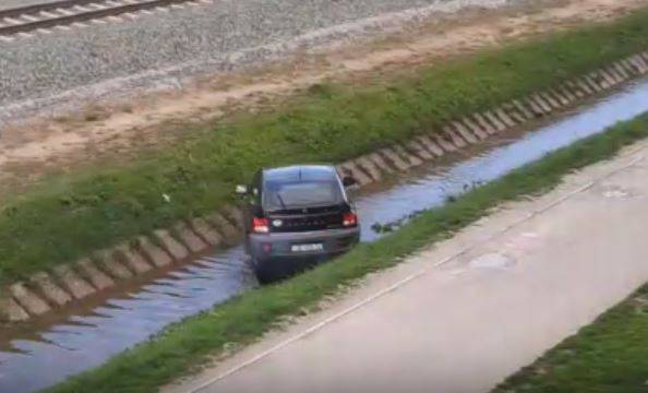 VIDEO Autom juri kroz potok u Zagrebu: 'Ma to je bio u ribičiji. Sad bježi od lučke kapetanije!'