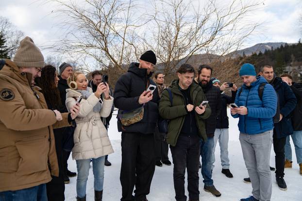 FOTO Bacali ga, udarali i ledili na Kranjskoj Gori: Stigla je nova izdržljiva Honor Magic 8 serija