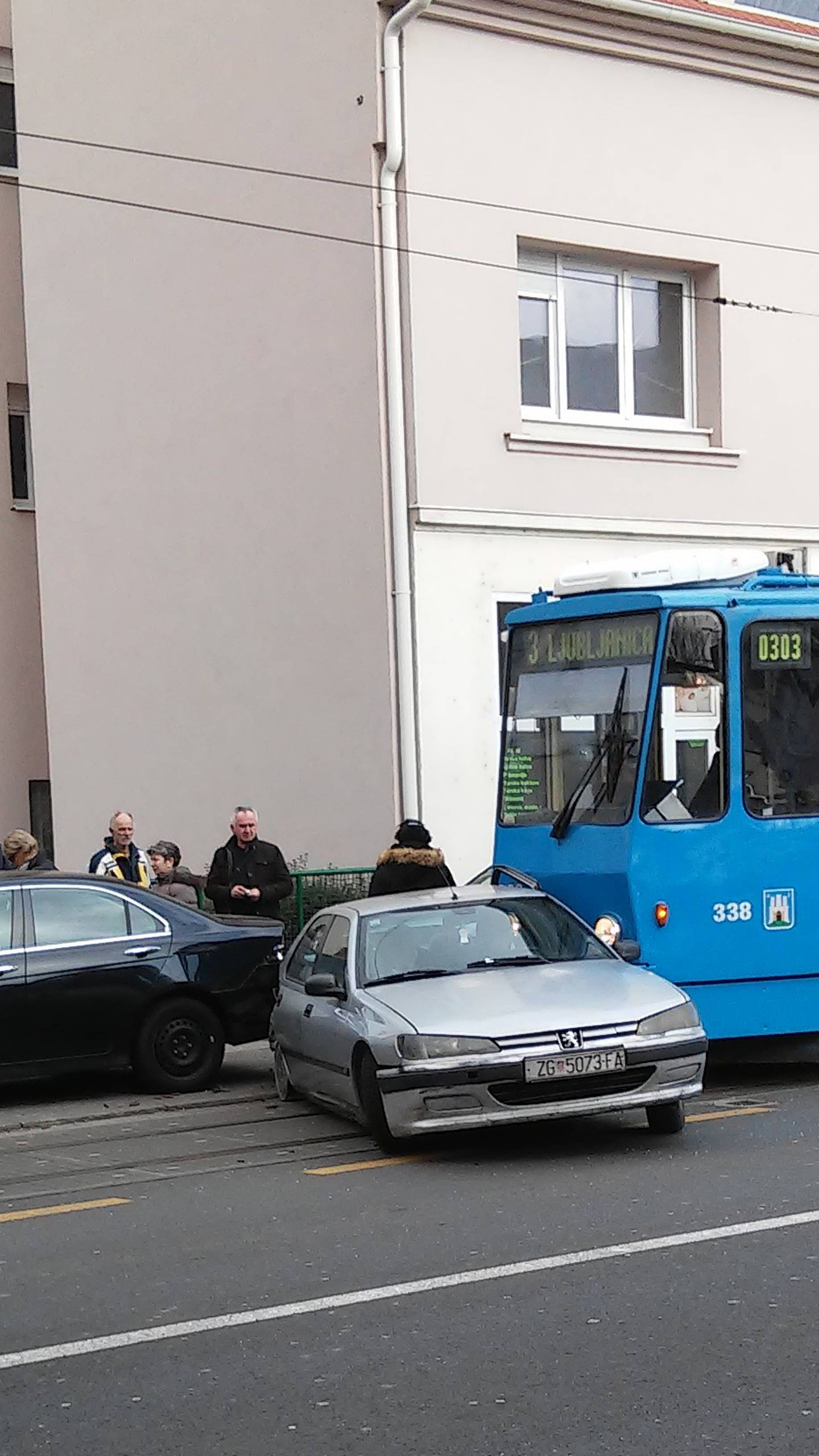 'Samo ga je odnio': Tramvaj  u Ozaljskoj naletio na automobil