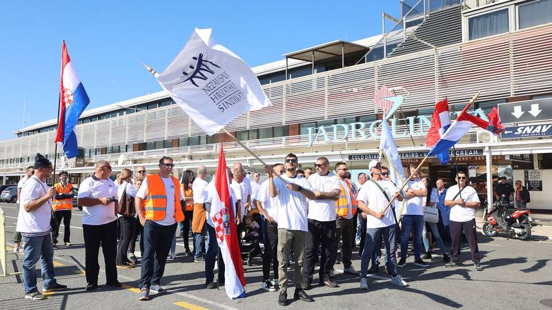 FOTO Prosvjed u Splitu: Radnici Jadrolinije nezadovoljnim postupkom izbora brodara