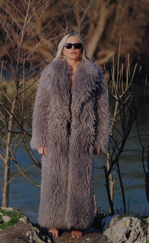 FOTO Fileri su joj uništili lice, no ona sad budi maštu noseći pod kaputom skoro pa ništa...