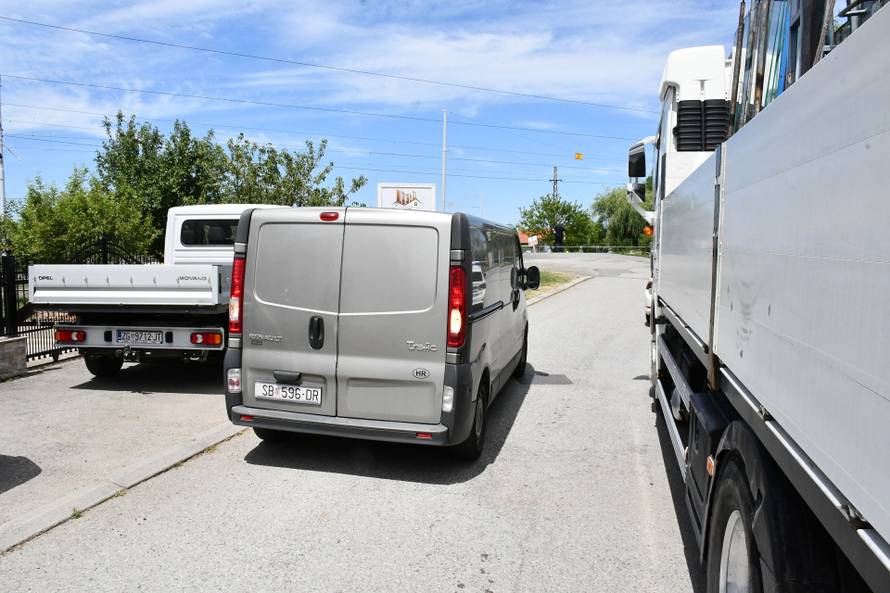 Vozač koji je poginuo u naletu vlaka kod Sl. Broda nije stao na zvučnu i svjetlosnu signalizaciju
