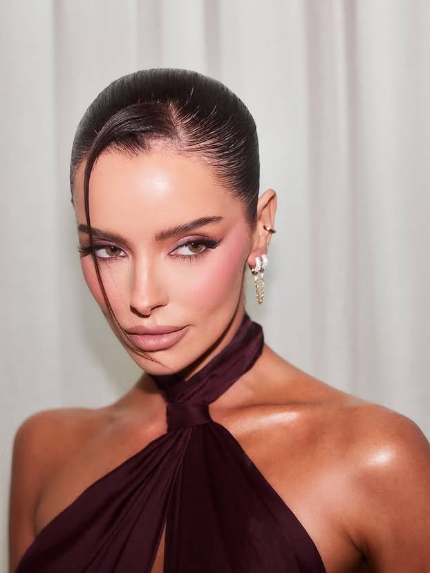 FOTO Fatalna brineta zapalila internet! U izazovnom izdanju otkrila je svoju 'malu tajnu'