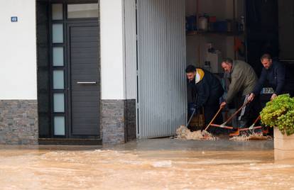 FOTO Katastrofalne poplave u Španjolskoj nakon obilnih kiša i tuče. Najmanje pet ljudi nestalo