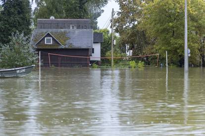 FOTO Vrhunac vodenog vala je stigao u Batinu: Ljudi se voze u čamcima, kuće su poplavljene