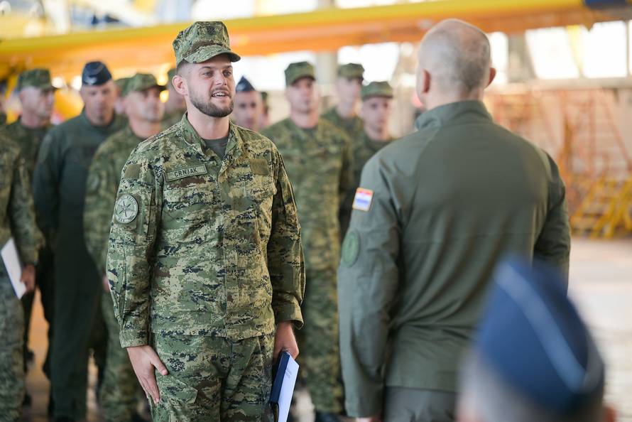 Hrvatske vojne protupožarne pilote pohvalili NATO i EU
