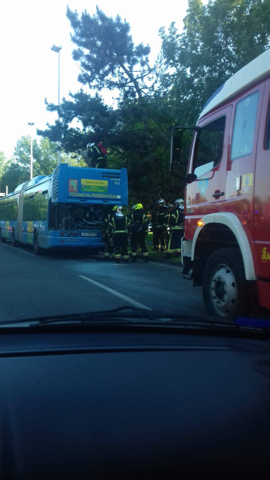 Planuo ZET-ov bus na Selskoj, vozač sam krenuo gasiti vatru