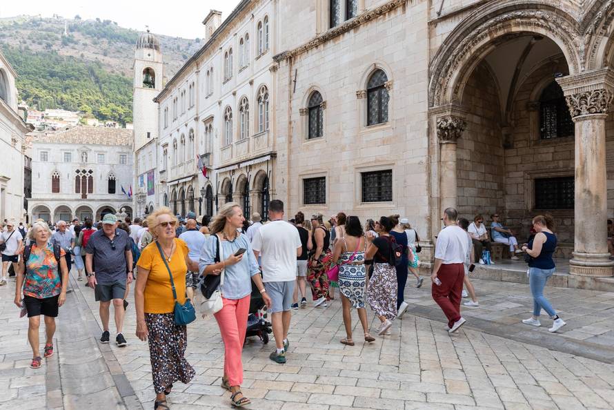 Dubrovnik: Stara gradska jezgra puna je turista 
