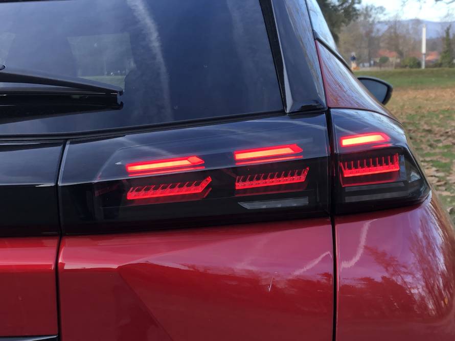 Testirali smo Peugeot 2008: Redizajnirani mali SUV nije samo obični gradski šminker