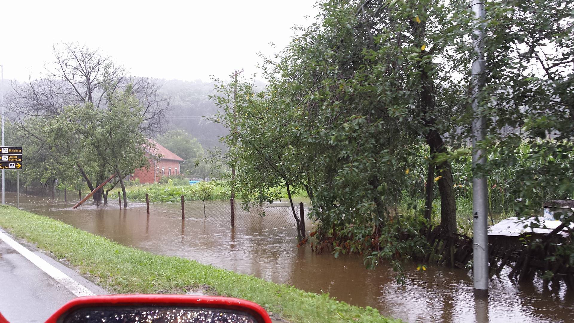 Poplavljene kuće i ceste: Obilne kiše ponovno potopile Slavoniju