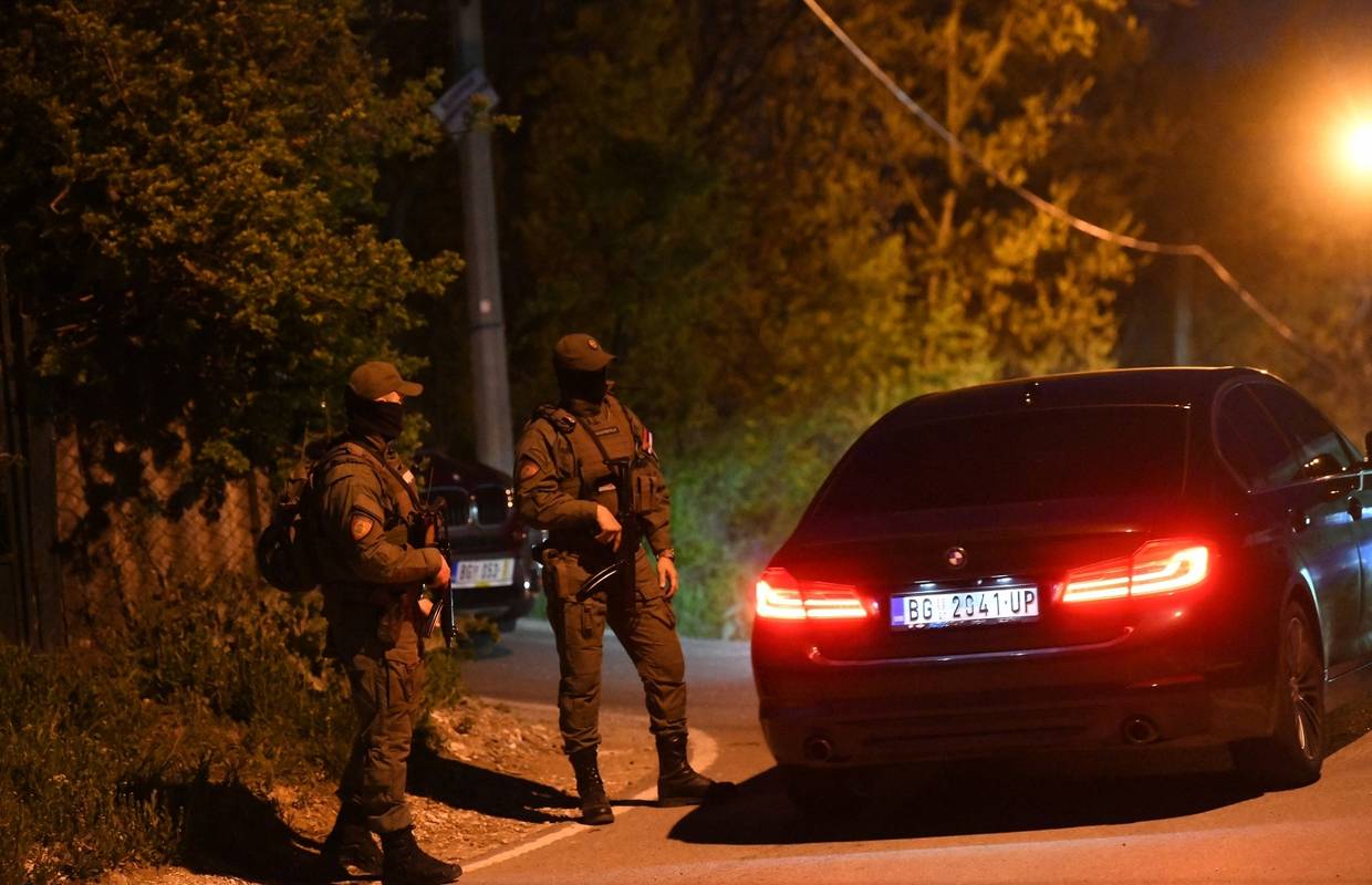 Blindirani BMW pokušali podići dizalicom. Supruga desne ruke Velje Nevolje izašla u bundi