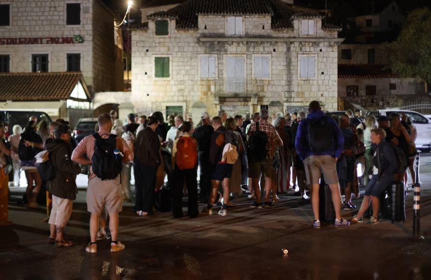 Milna: Zbog požara turisti proveli noć na rivi