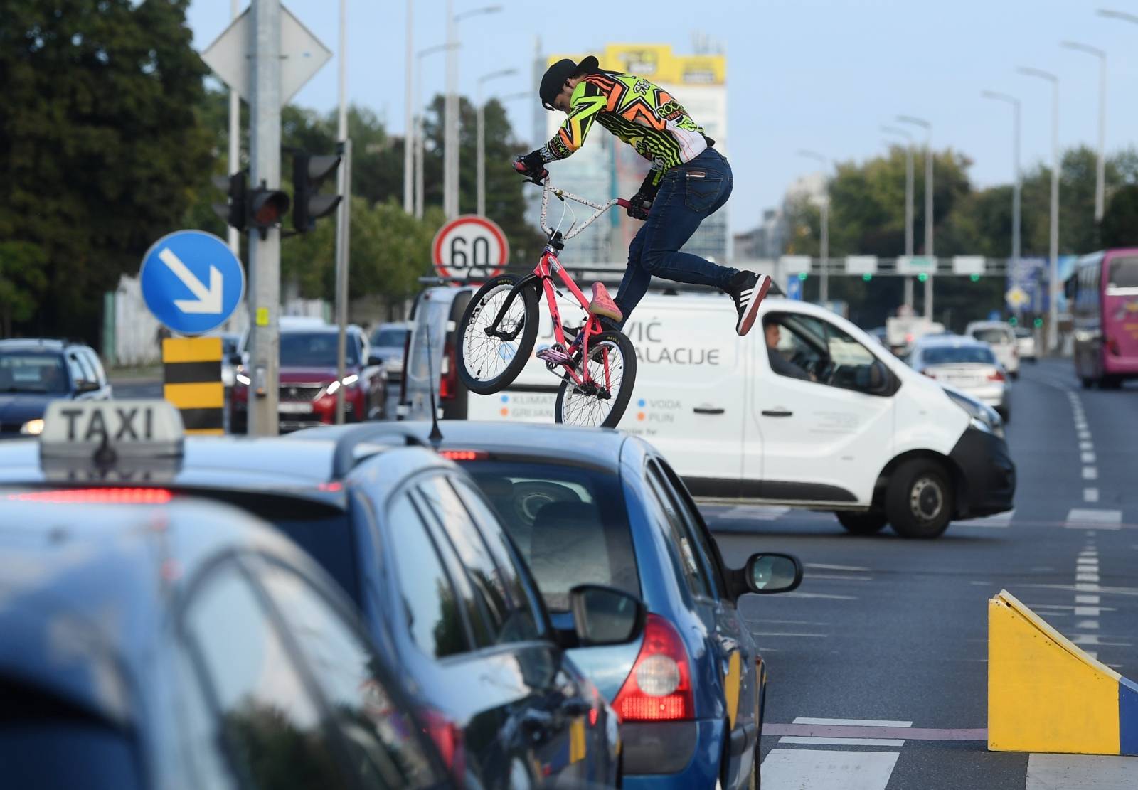 Zagreb: Vratolomijama na BMX-u kratio vrijeme vozačima tijekom crvenog semafora