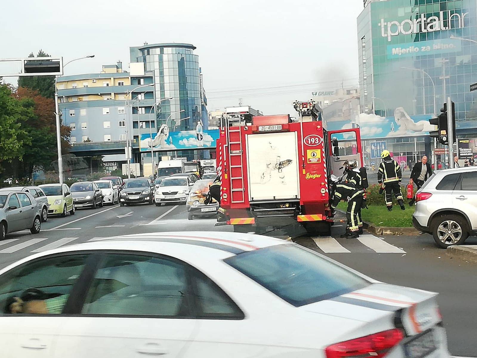 Prometna nesreća u Zagrebu:  Twingo je nakon sudara planuo