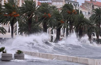 FOTO Nevrijeme hara obalom: Olujno jugo šiba splitsku rivu. Veliki valovi poplavili obalu