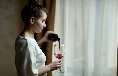 Zašto nas od crnog vina može zaboljeti glava? Više je teorija