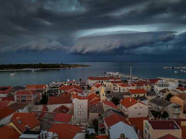 Novalja: Dolazak olujnog nevremena nad Novalju