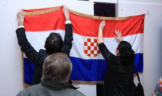FOTO: Zastava s prvim bijelim poljem osvanula u stožeru kandidatkinje Branke Lozo
