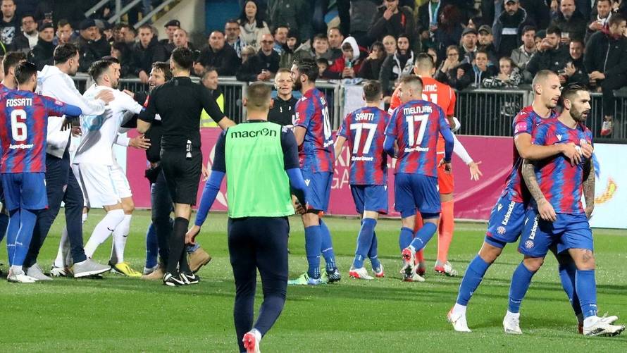 Livaja zaštitio suigrače: Primio huligana i uhvatio ga oko vrata