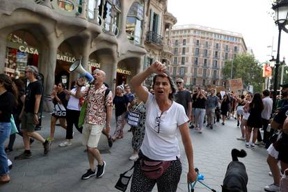 FOTO Bizarne scene u Barceloni: Turisti piju kavu, prosvjednici ih špricaju. Sve je puno policije...